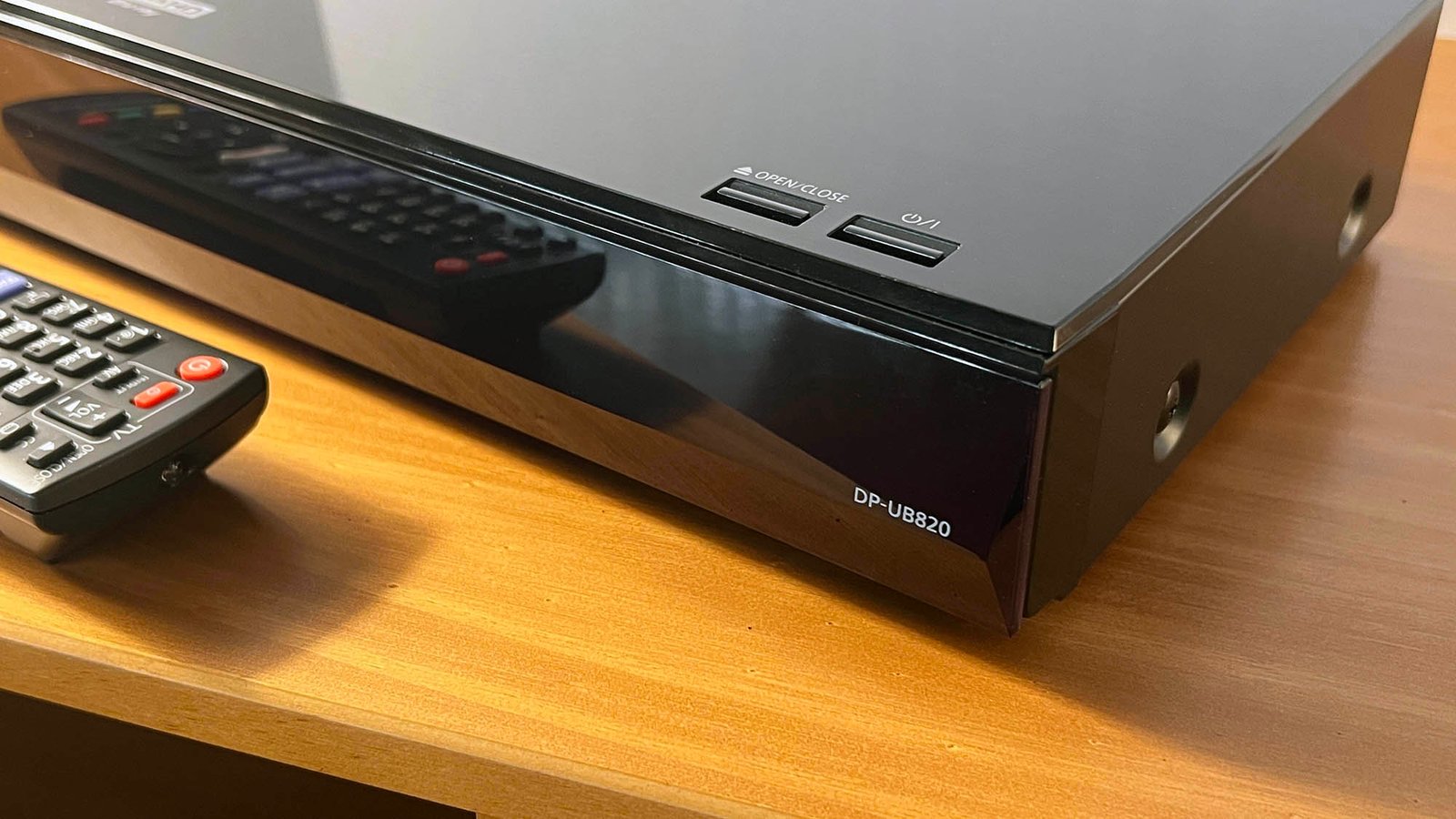 Pansonic-DP-UB820-4k-Blu-ray-player-right-corner